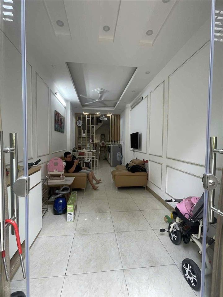 Cho thuê nhà nguyên căn trần khát chân 4 tầng13,5tr, 3 cọc 1, thuê gia đình