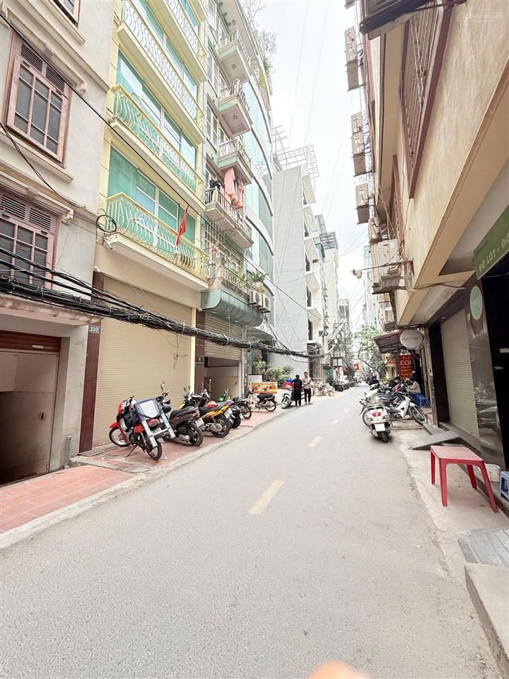 Nhà riêng đê la thành, đông đa 68m2, 7t, mt5,7m, kinhh doanh, thang máy, giá chỉ 35 tỷ.