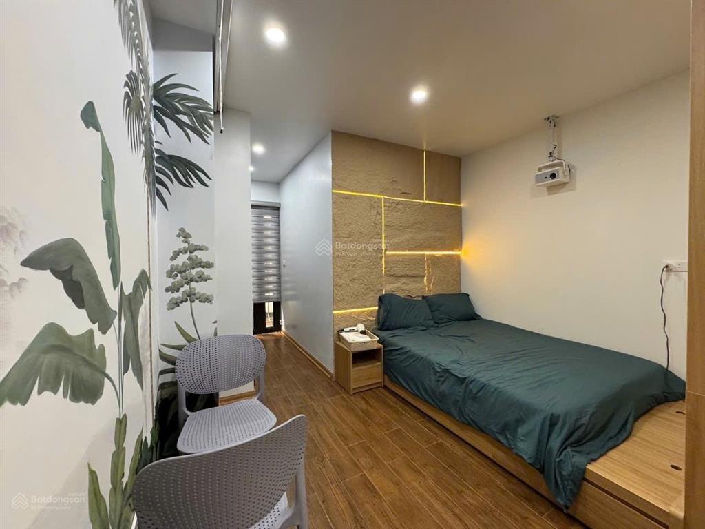 Nhà riêng gà đẻ chúng vàng 90m², 8 tầng, giá 42 tỷ, kinh doanh, thang máy, gara.
