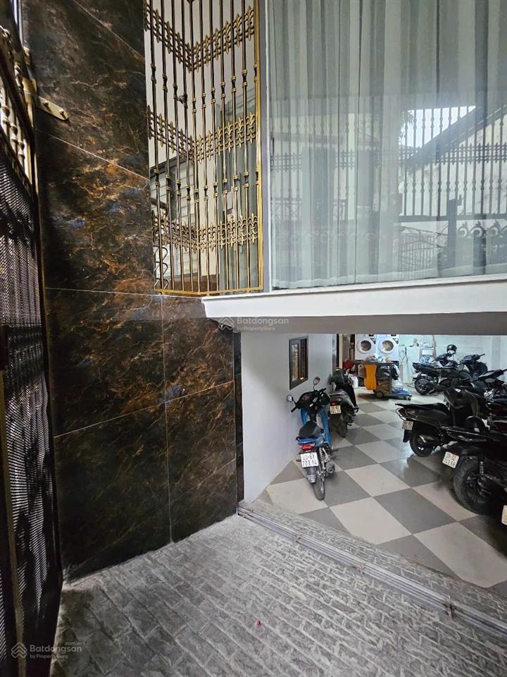 Nhà riêng gà đẻ chúng vàng 90m², 8 tầng, giá 42 tỷ, kinh doanh, thang máy, gara.