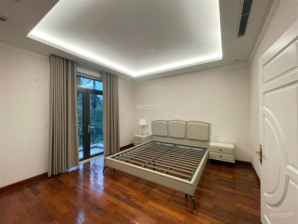 Cho thuê căn bt tại vinhomes riverside 250m2 đầy đủ nội thất 4pn 4wc view sông giá 45tr/tháng