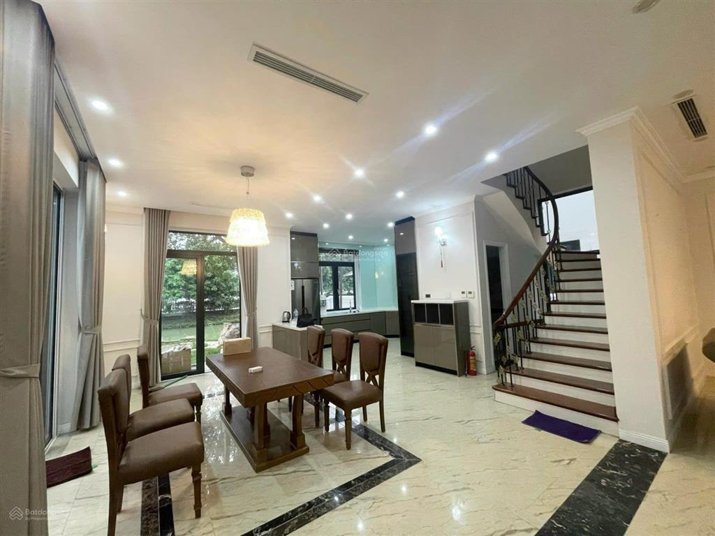Cho thuê căn bt tại vinhomes riverside 250m2 đầy đủ nội thất 4pn 4wc view sông giá 45tr/tháng