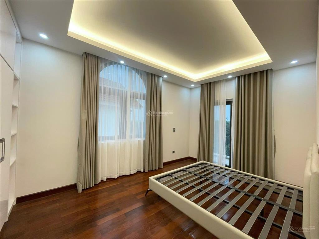 Cho thuê căn bt tại vinhomes riverside 250m2 đầy đủ nội thất 4pn 4wc view sông giá 45tr/tháng