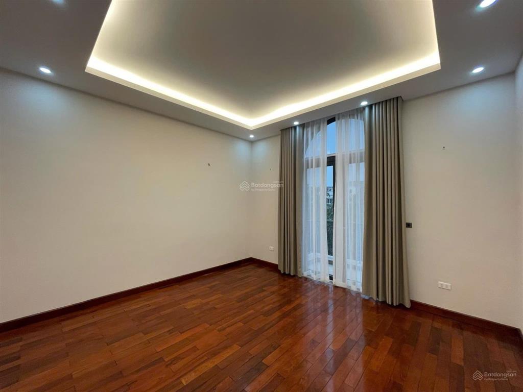 Cho thuê căn bt tại vinhomes riverside 250m2 đầy đủ nội thất 4pn 4wc view sông giá 45tr/tháng
