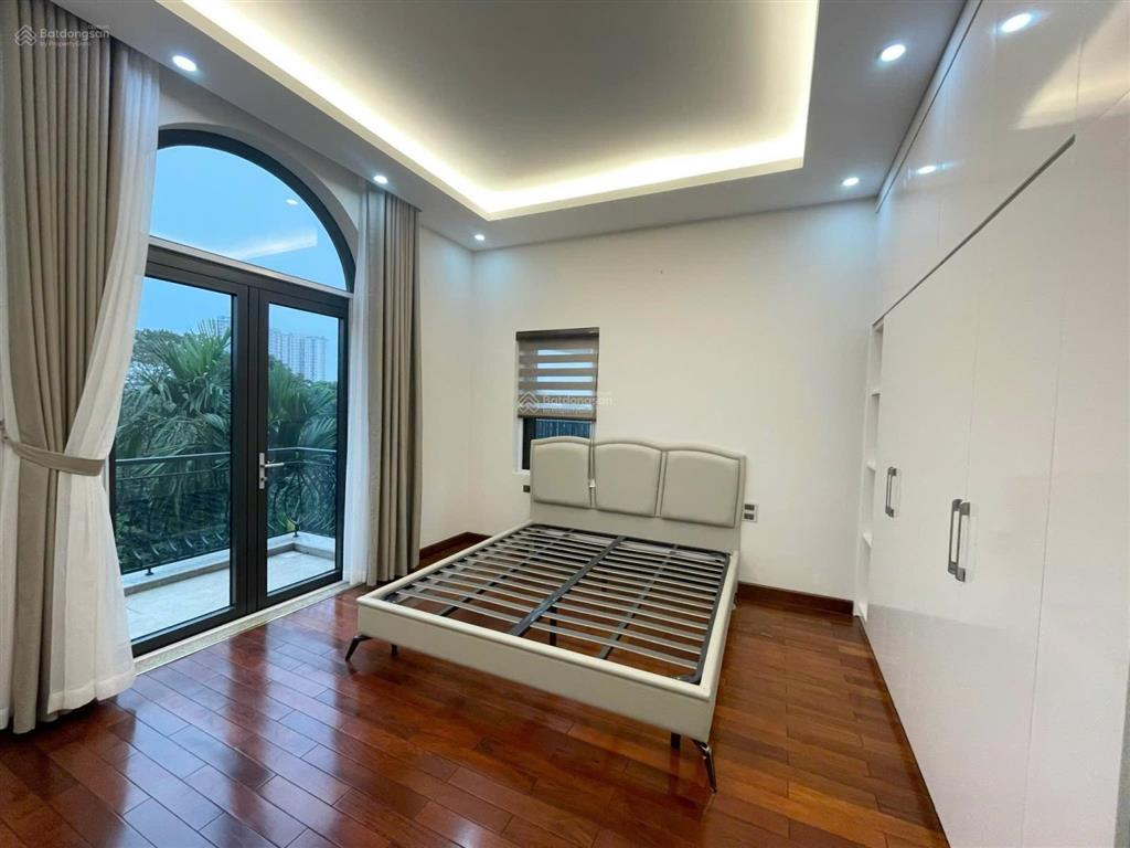 Cho thuê căn bt tại vinhomes riverside 250m2 đầy đủ nội thất 4pn 4wc view sông giá 45tr/tháng