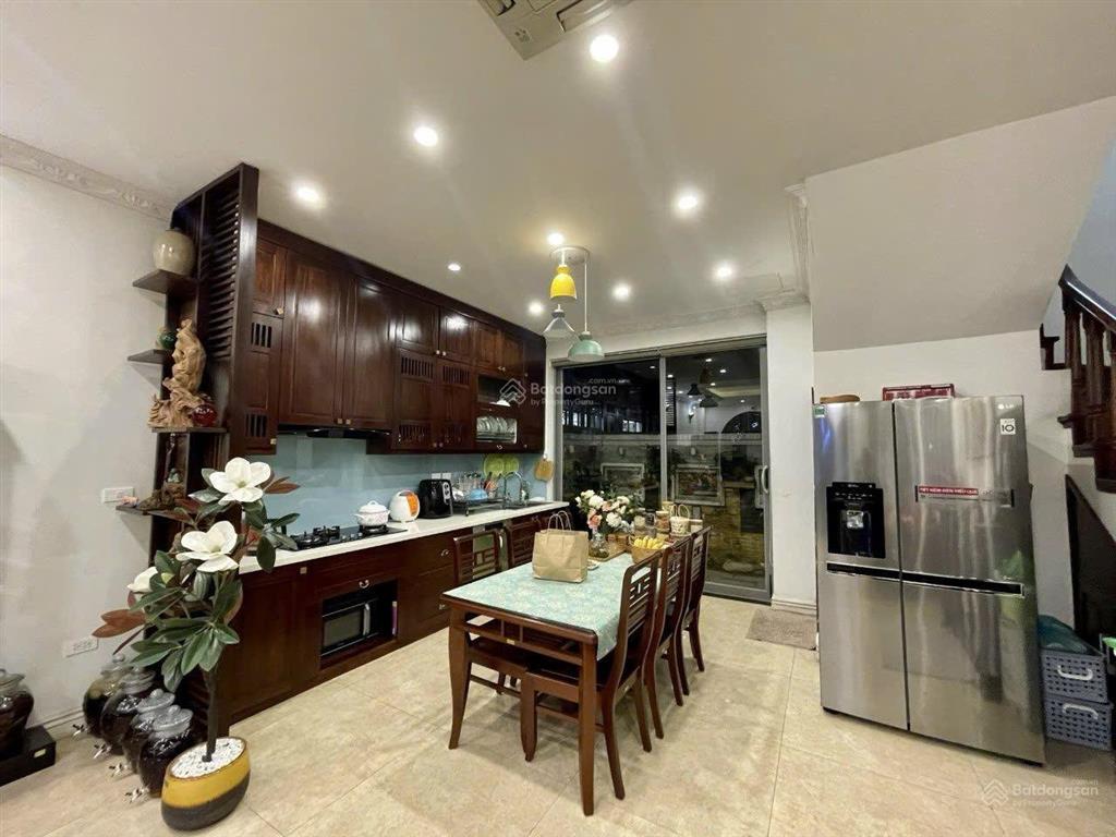 Cho thuê bt 300m tại vinhomes riverside long biên 40tr/tháng full nội thất view thoáng đẹp,nhà mới.