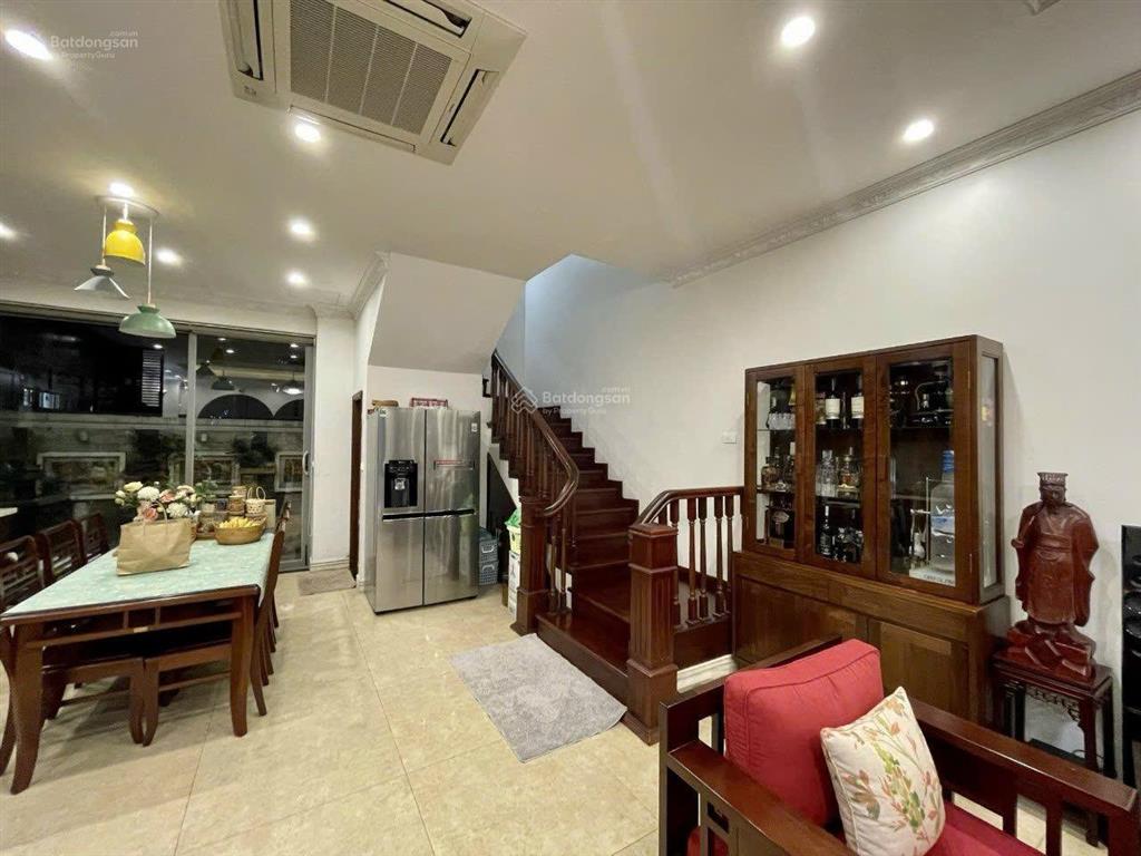 Cho thuê bt 300m tại vinhomes riverside long biên 40tr/tháng full nội thất view thoáng đẹp,nhà mới.