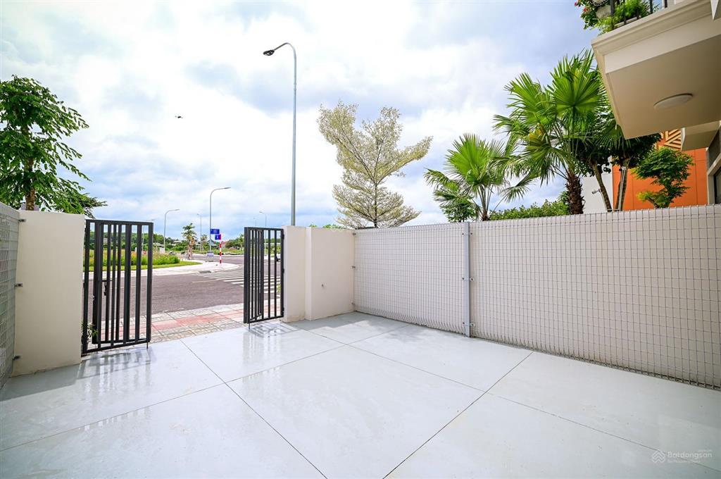 Cần bán căn nhà 1 trệt 1 lầu ngay mặt tiền đường đt15 giao với đt746 tân uyên bình dương.