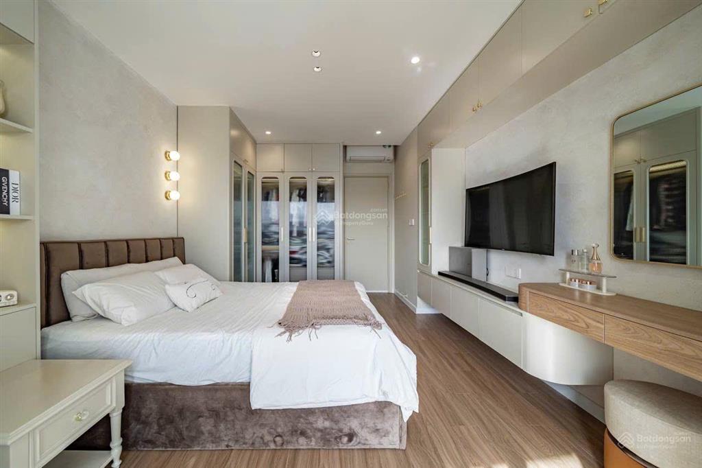 Bán chcc thuận việt , lý thường kiệt . dt 100m 3 phòng ngủ 2wc , giá bán 5 tỷ 950 có sổ  nhà đẹp