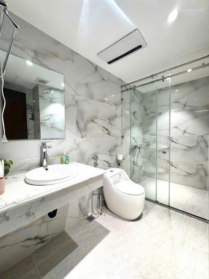 75m2 2pn 2wc giá 5 tỷ 500 (có sổ). bán chcc carillon 1, hoàng hoa thám, nhà đẹp