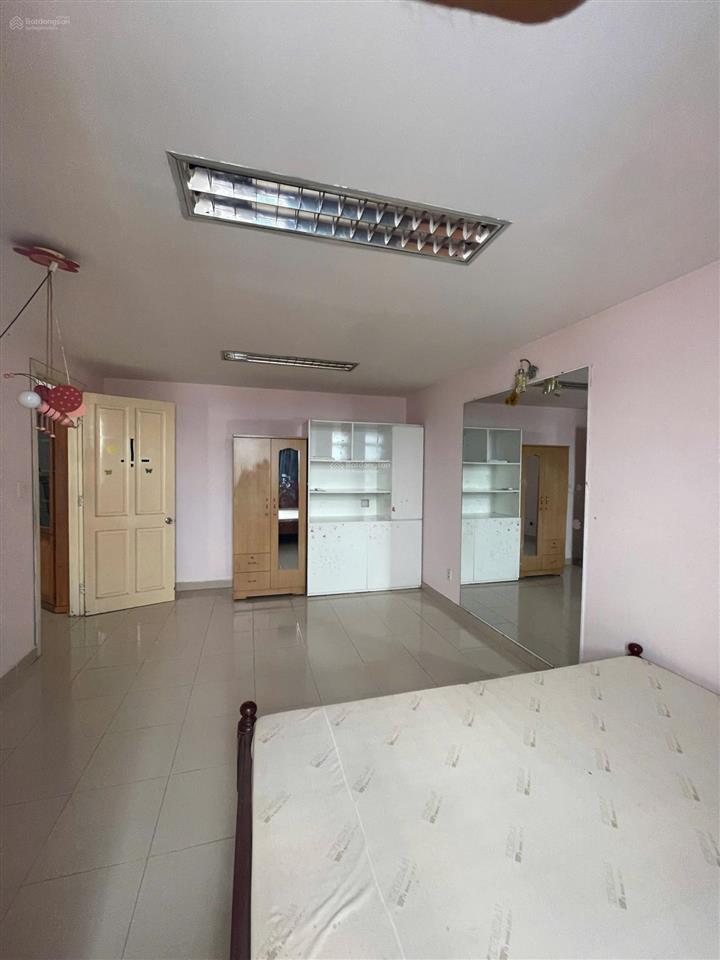 Bán chcc tại screc tower, quận 3. giá bán 5 tỷ 300 có sổ, dt 92m2, 2pn, 2wc  tin thật 100%