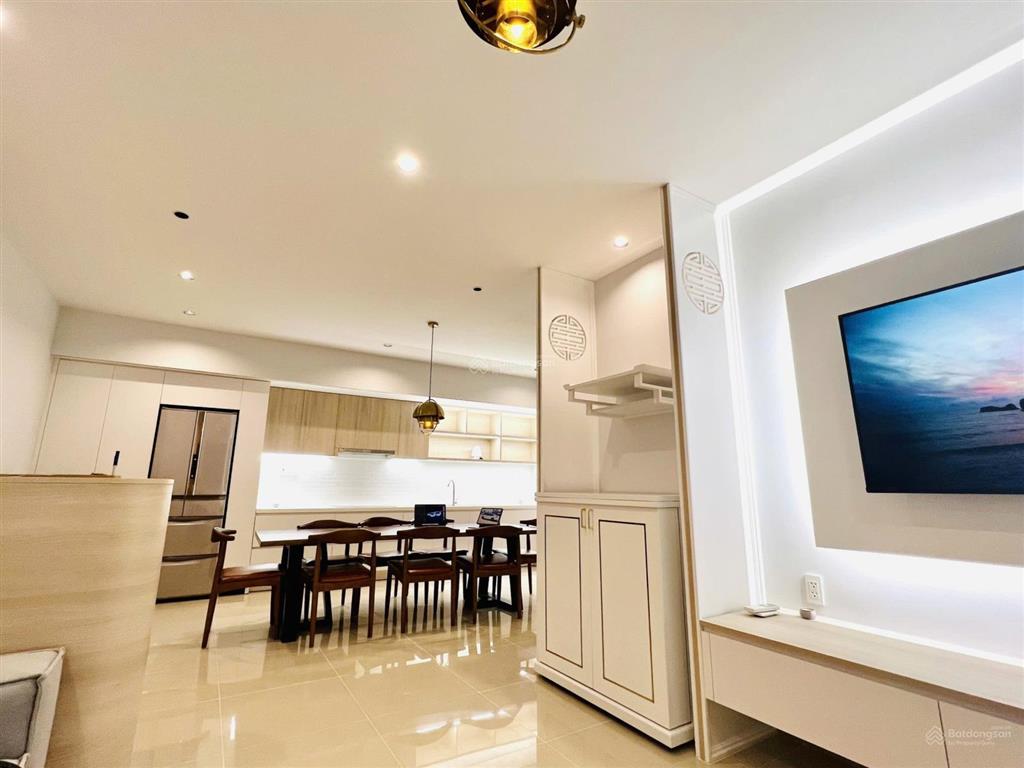 Cho thuê chcc oriental plaza, dt 106,3m2, 3 phòng ngủ, 3 wc, giá 13,5 tr/th, nhà đẹp, ở liền