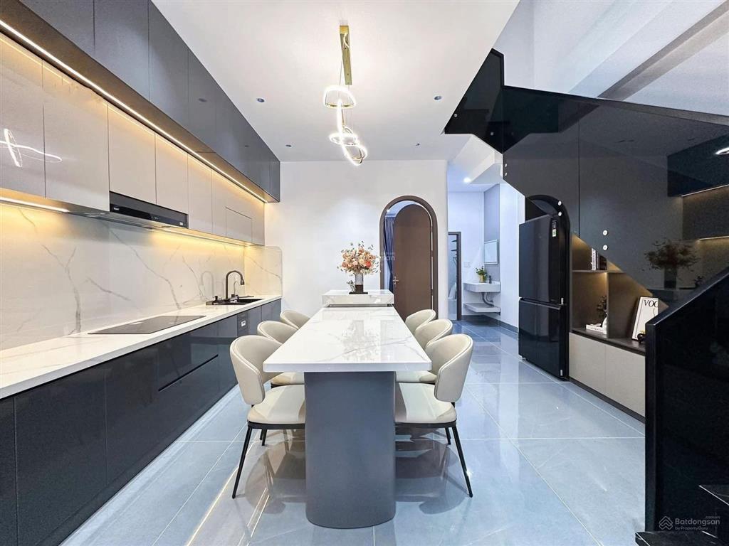 Bán biệt thự sân vườn đội nhân ba đình, 3 mặt thoáng, ô tô dừng đỗ ngày đêm. 146m2 giá chỉ 46 tỷ