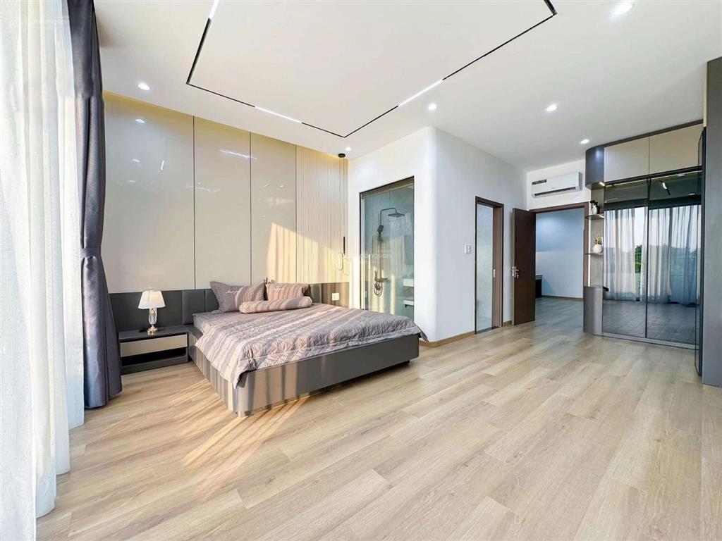 Bán biệt thự sân vườn đội nhân ba đình, 3 mặt thoáng, ô tô dừng đỗ ngày đêm. 146m2 giá chỉ 46 tỷ