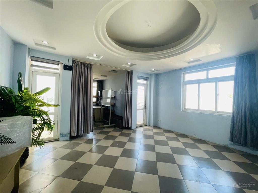 Cho thuê nhà mặt phố trần khát chân dt 70m x 10 tầng mt 5,4m thông sàn, giá 60tr/tháng