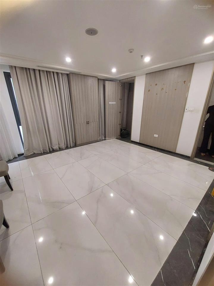 Cho thuê nhà mặt phố nguyễn văn cừ, diện tích 170m2 x 2 tầng, mặt tiền 8m thông sàn