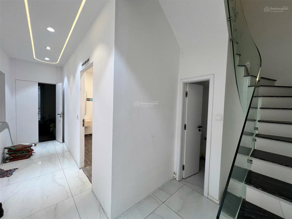 Cho thuê nhà mặt phố lô góc lê duẩn diện tích 90m x 4 tầng mt lô góc 16m