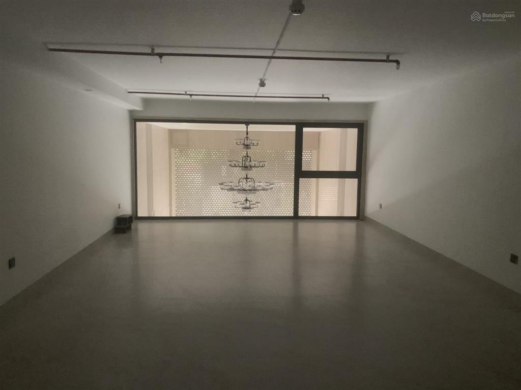 Cho thuê nhà mặt phố hàng bài dt 115m x 2t mt 6m thông sàn