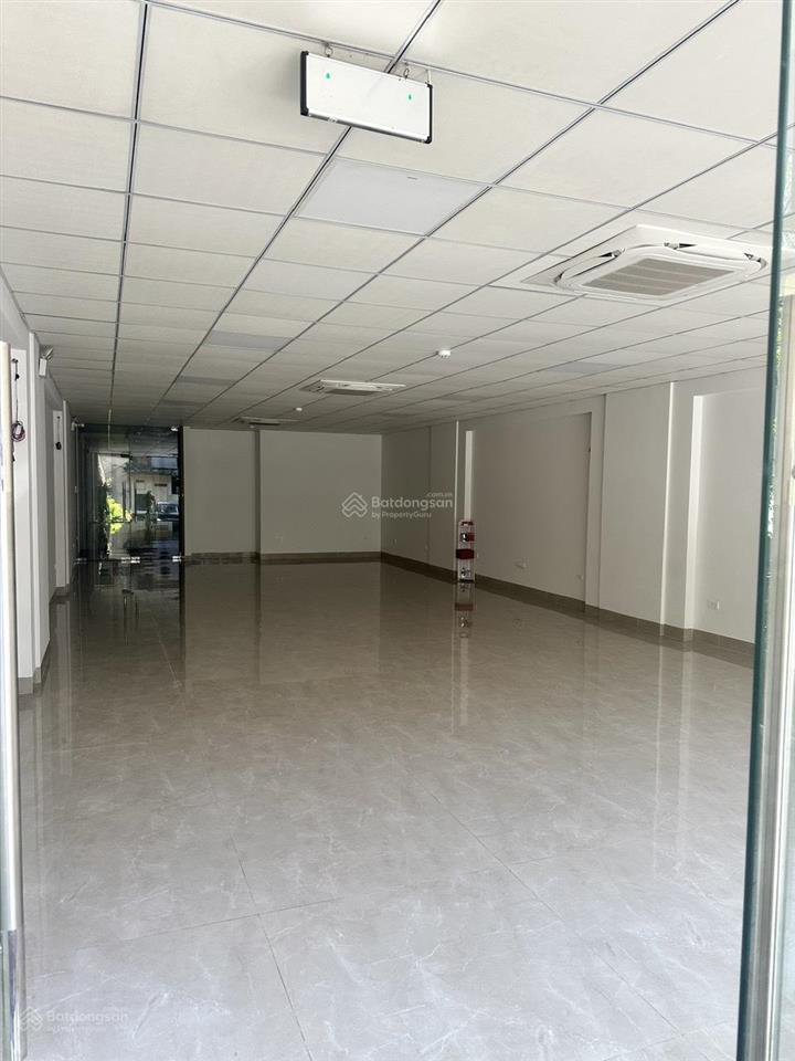 Cho thuê nhà mặt phố hàng bài dt 115m x 2t mt 6m thông sàn