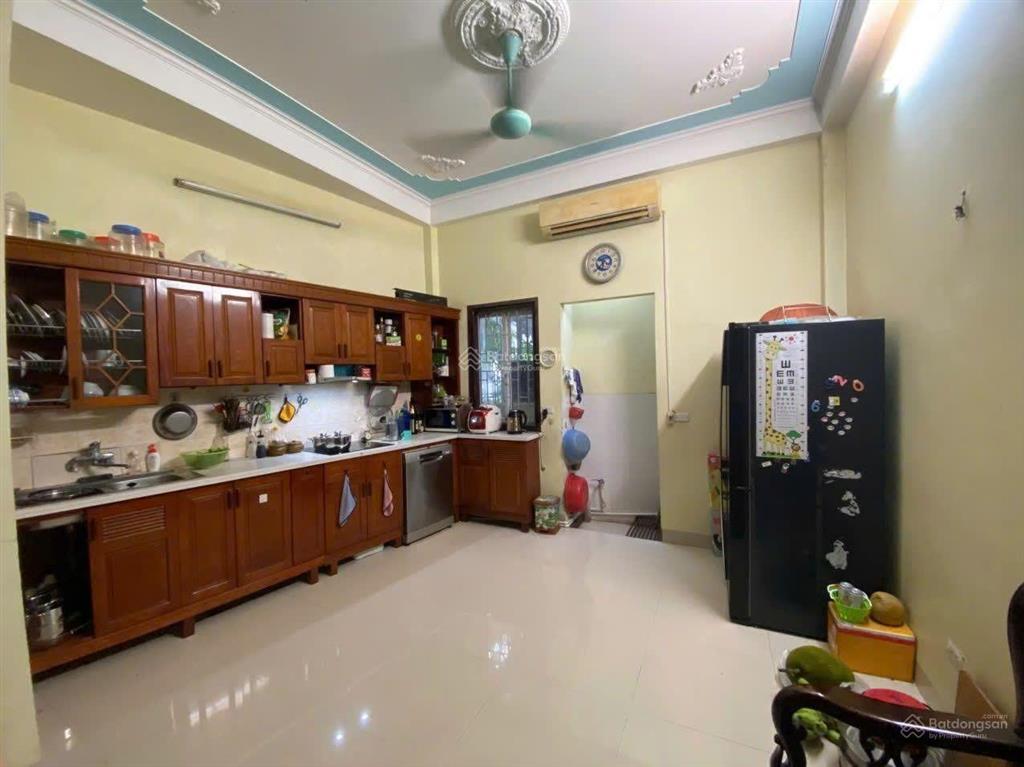 Cho thuê nhà ngõ 236 khương đình, 55m2*5t, 5pn, full đồ, nhà đẹp, nội thất mới, 10m ra ô tô, thoáng