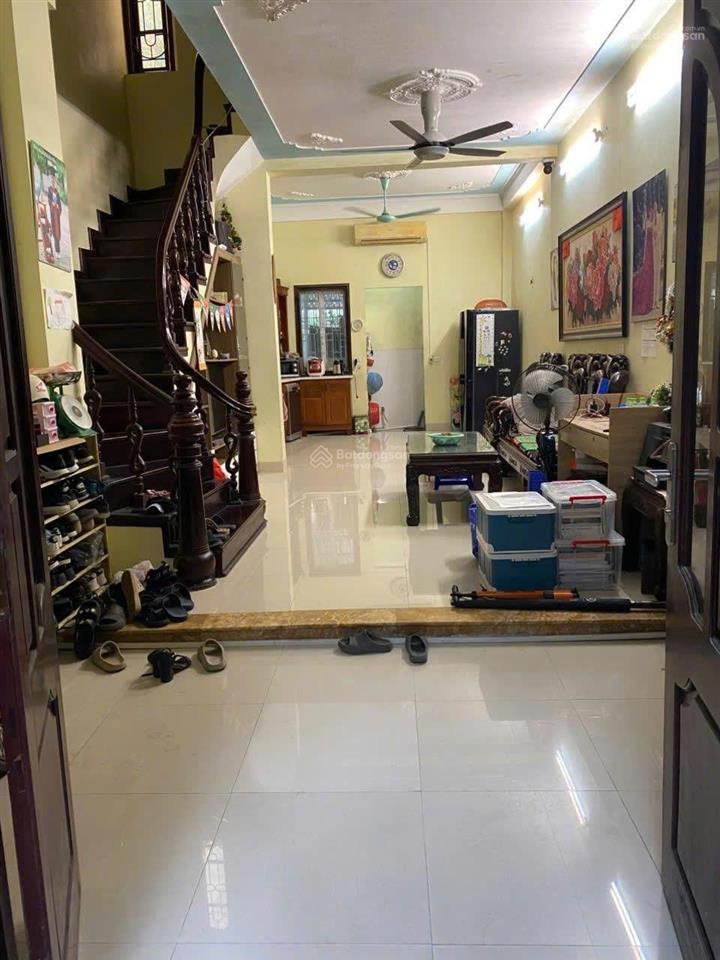 Cho thuê nhà ngõ 236 khương đình, 55m2*5t, 5pn, full đồ, nhà đẹp, nội thất mới, 10m ra ô tô, thoáng