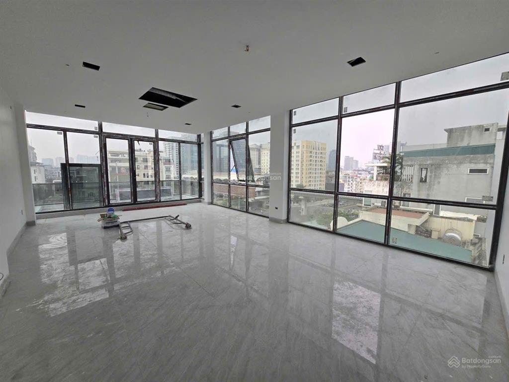 Cho thuê tòa nhà văn phòng full kính đê la thành lớn, 80m2*9t, thông sàn, thang máy, có hầm để xe