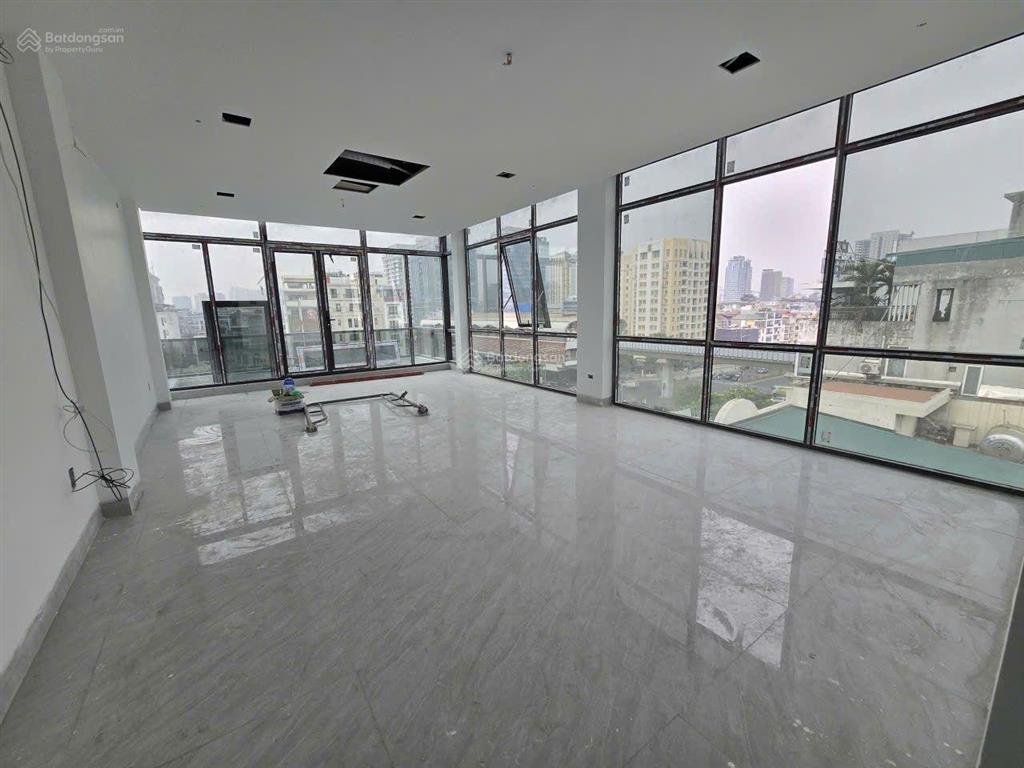 Cho thuê tòa nhà văn phòng full kính đê la thành lớn, 80m2*9t, thông sàn, thang máy, có hầm để xe