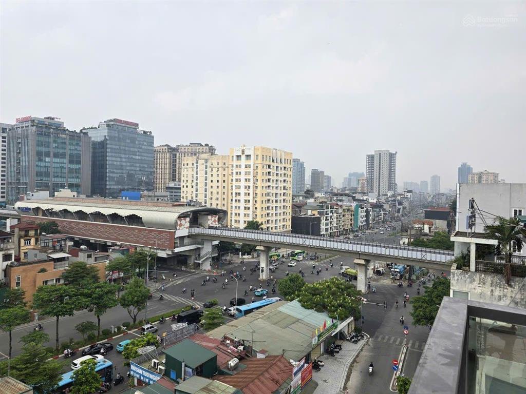 Cho thuê tòa nhà văn phòng full kính đê la thành lớn, 80m2*9t, thông sàn, thang máy, có hầm để xe