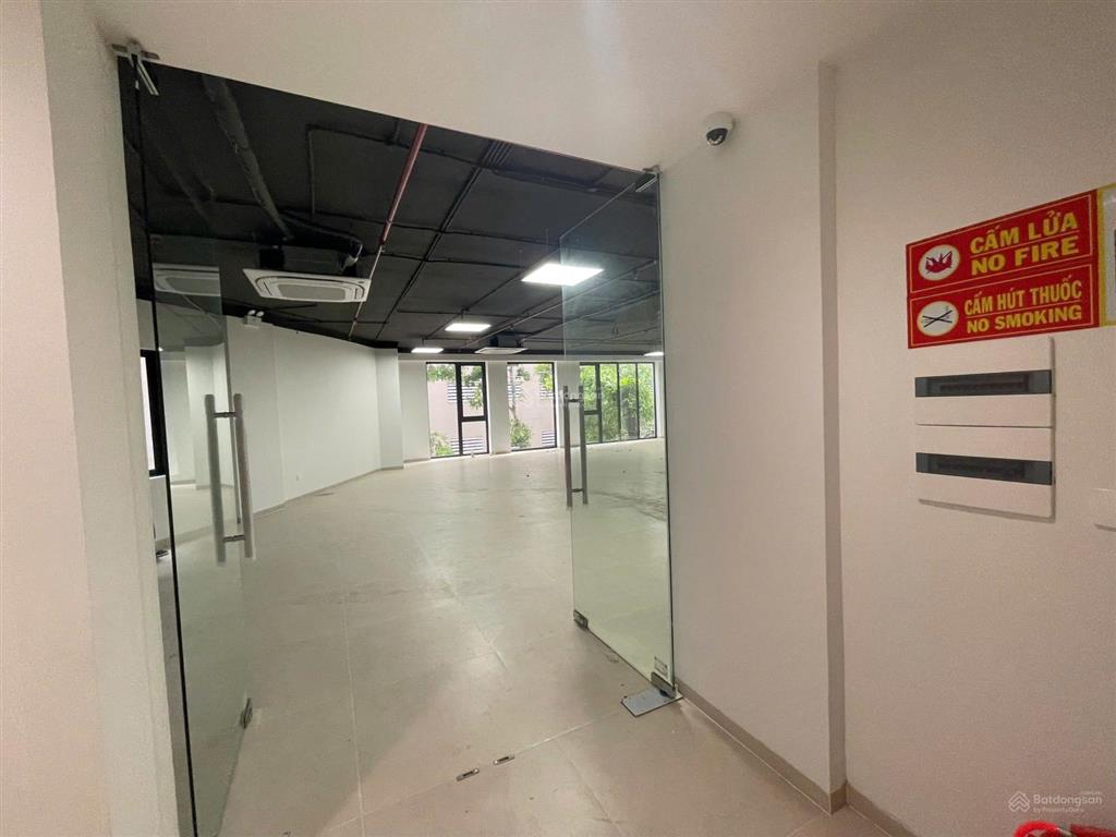 Cho thuê tòa nhà văn phòng full kính đê la thành lớn, 80m2*9t, thông sàn, thang máy, có hầm để xe