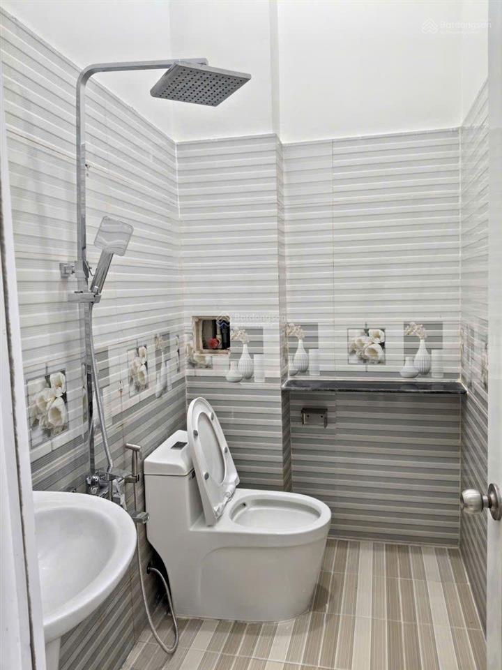 Nhà q 12, 60 m2, hẻm xe hơi 7 m, bán 5 tỷ 2, tl, nhanh mới kịp.  ngà nhà thật sài gòn