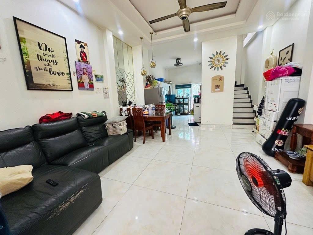 5ty950 nhà c4 1t1l  4pn 4wc 1/ tân hoà 2 tiện ích xung quanh đầy đủ 200m ra xa lộ