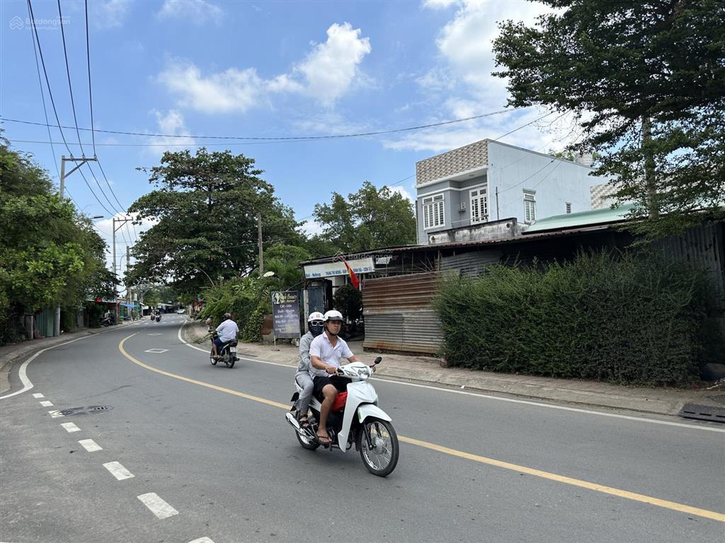 Gấp bán  chỉ 4 tỷ  nhà ngay kv chợ hóc môn  trần thị bốc  2 tầng  3 pn  2wc  view công viên