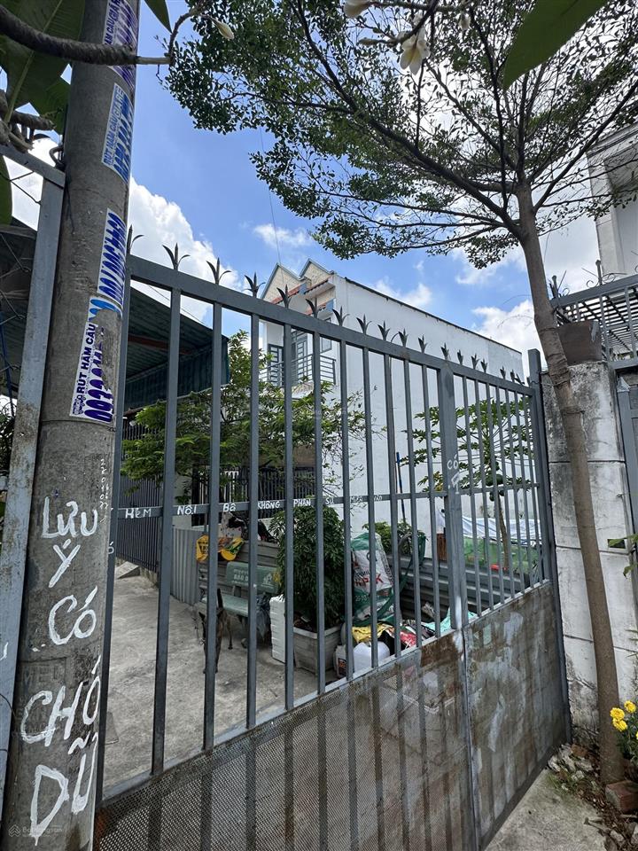 Gấp bán  chỉ 4 tỷ  nhà ngay kv chợ hóc môn  trần thị bốc  2 tầng  3 pn  2wc  view công viên