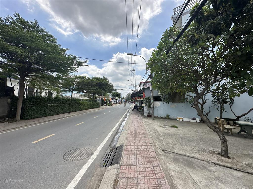 Gấp bán  chỉ 4 tỷ  nhà ngay kv chợ hóc môn  trần thị bốc  2 tầng  3 pn  2wc  view công viên