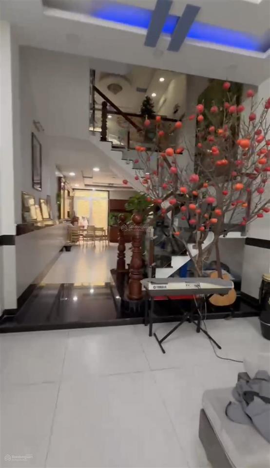 Mặt tiền kd ngang 8.5  5 tầng  ngay chợ hạt điều  không có căn thứ 2dòng tiền tốt  đầu tư tốt