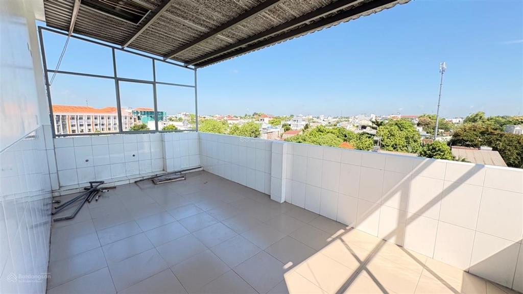 6.2 tỷ  4 tầng  ngang 6m x 18m  110m2 4pn 5wc  ngay song hành  gần chợ hóc môn đường xe hơi