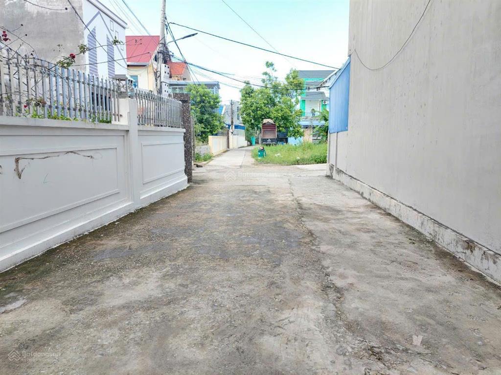 Ông anh có mảnh đất 92.5m2 cắt của nhà ra bán đường rộng 4,55m cấp tiến, tiên lãng cũ