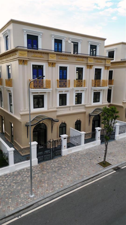 Biệt thự song lập hoàng gia vinhomes royal island 183,7m2 đất, 415,5m2 sàn, biển nước mặn sau nhà