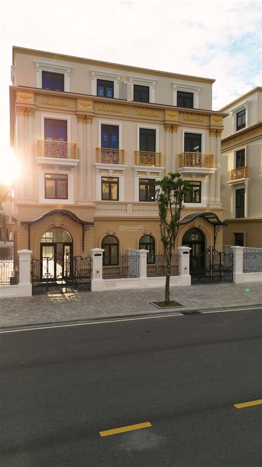 Biệt thự song lập hoàng gia vinhomes royal island 183,7m2 đất, 415,5m2 sàn, biển nước mặn sau nhà
