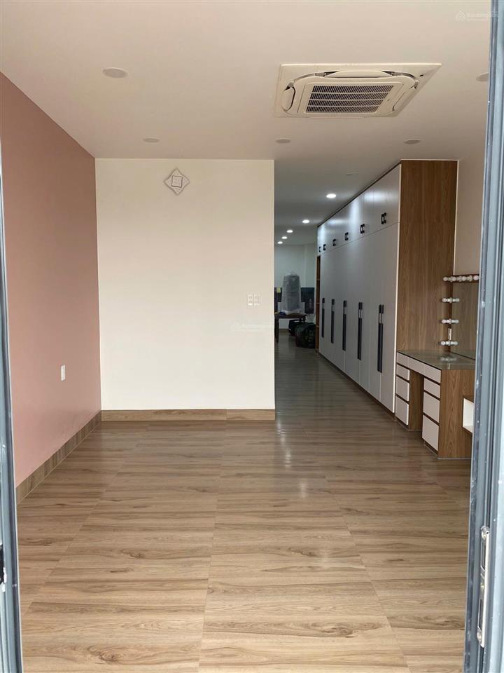 Bán nhà hiếm mặt tiền đường 3 diện tích 111m2 tầng giá rẻ 14,5 tỷ có sân để xe hơi.