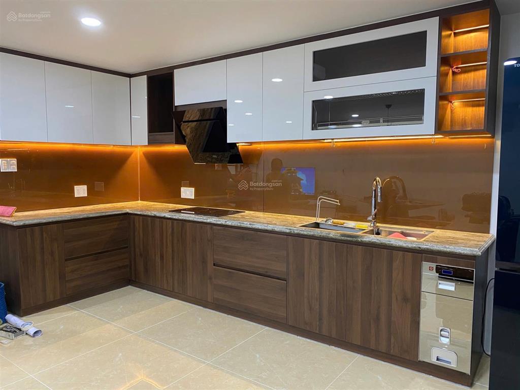 Bán nhà hiếm mặt tiền đường 3 diện tích 111m2 tầng giá rẻ 14,5 tỷ có sân để xe hơi.