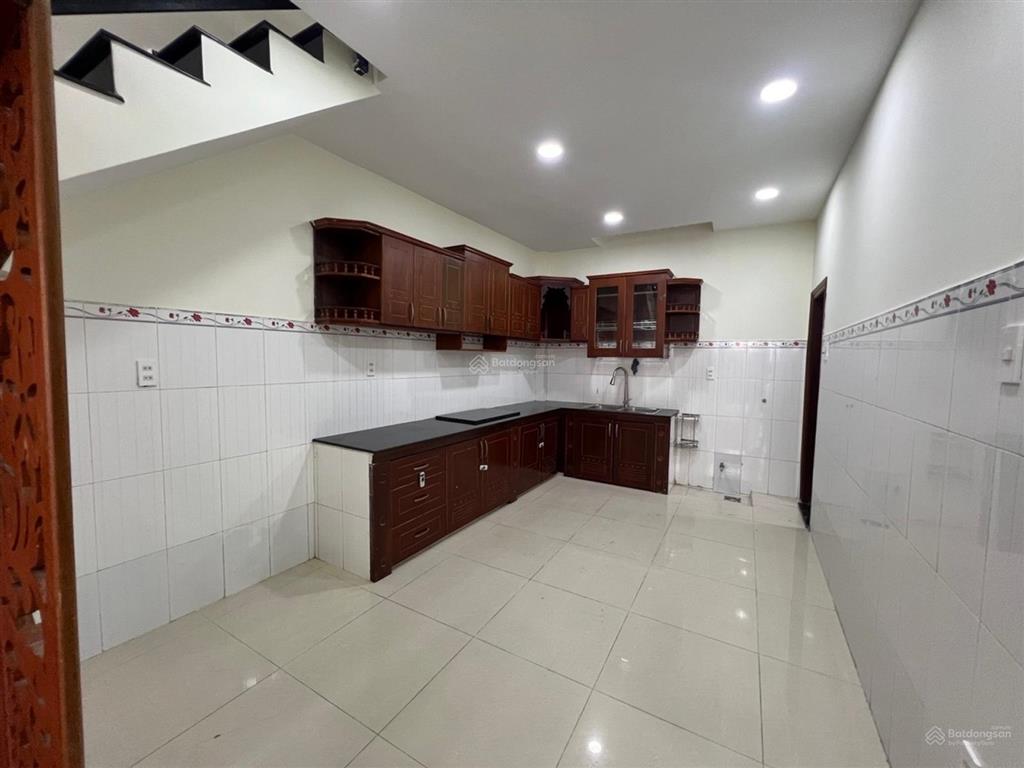 Nhà 2 tầng ngang 6.6m hiếm 68m2, hxh cạnh lã xuân oai