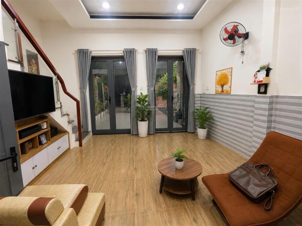 3 tầng ngang bề thế 6.9m 4pn đường 8m  không lộ giới  xấp xỉ 6 tỷ