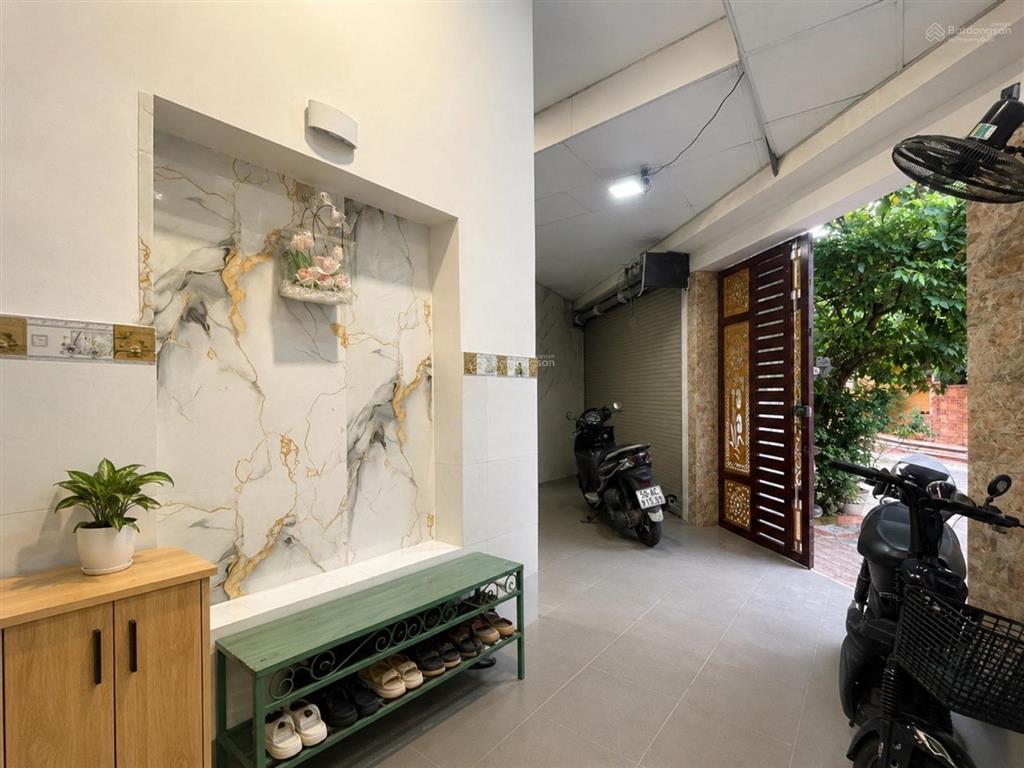 3 tầng ngang bề thế 6.9m 4pn đường 8m  không lộ giới  xấp xỉ 6 tỷ