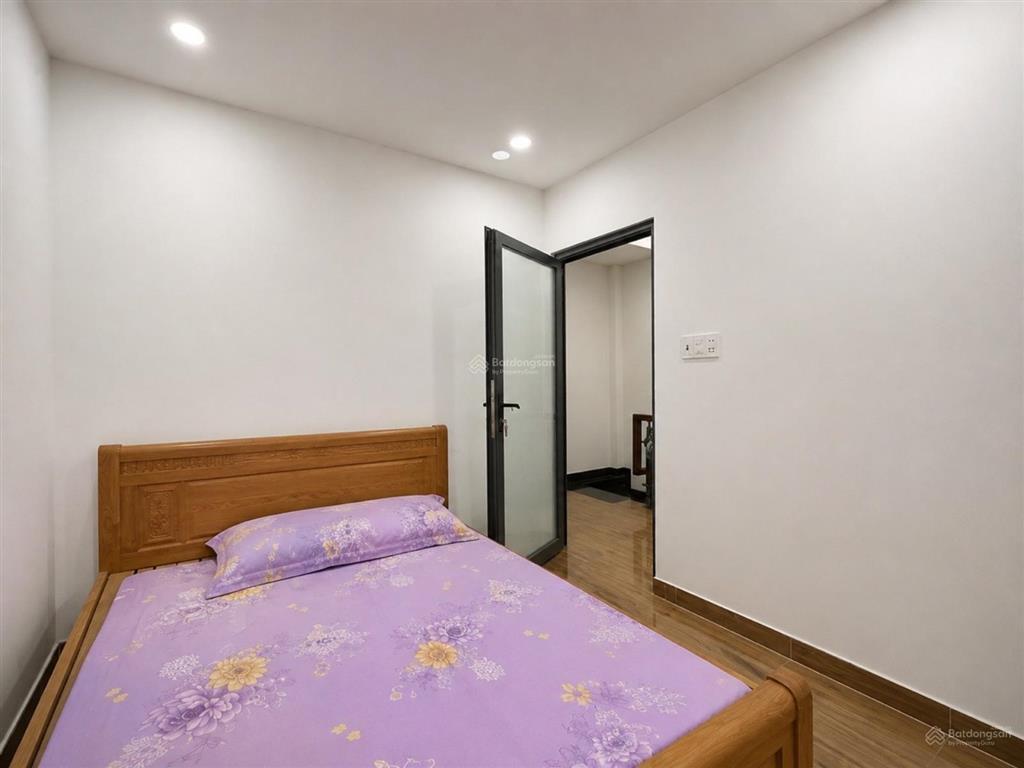 3 tầng ngang bề thế 6.9m 4pn đường 8m  không lộ giới  xấp xỉ 6 tỷ