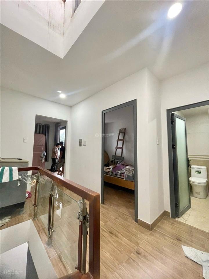 3 tầng ngang bề thế 6.9m 4pn đường 8m  không lộ giới  xấp xỉ 6 tỷ