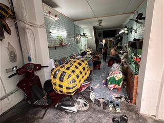 Bán nhà trại chuối ô tô con đi qua, gần công an phường. ô tô đi qua