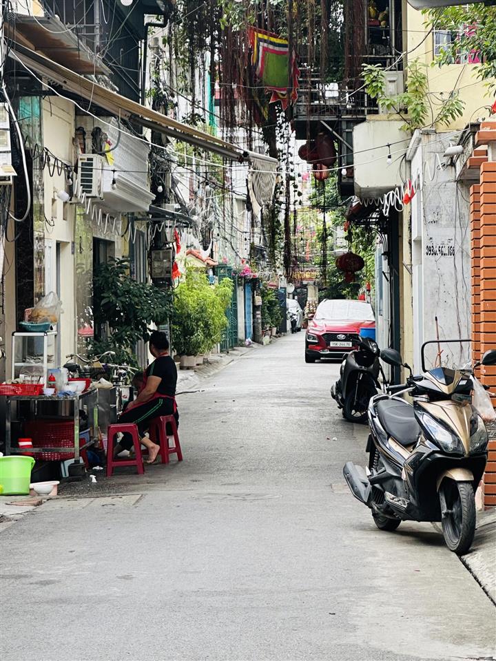Bán nhà phố nguyễn tường loan. 40m2 x 3 tầng. mặt tiền 5m. ô tô đỗ ngay cửa. 3,3 tỷ