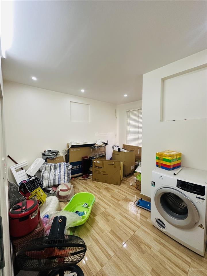 Bán nhà phố nguyễn tường loan. 40m2 x 3 tầng. mặt tiền 5m. ô tô đỗ ngay cửa. 3,3 tỷ