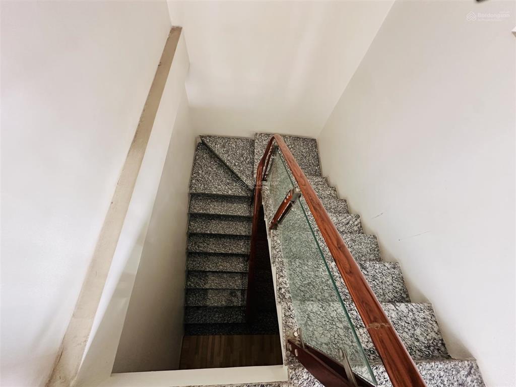 Bán nhà phố nguyễn tường loan. 40m2 x 3 tầng. mặt tiền 5m. ô tô đỗ ngay cửa. 3,3 tỷ